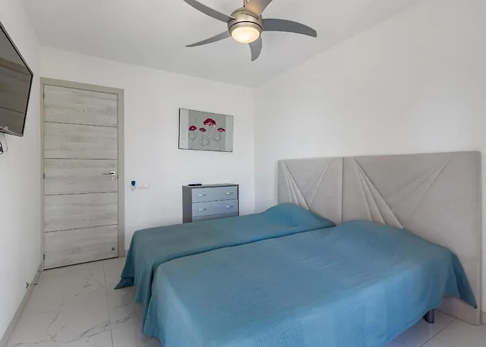 Amazing 3 Bedroom On The First Line Of The Americas Beach, Air Conditioner And Terrace Ocean View Appartement *