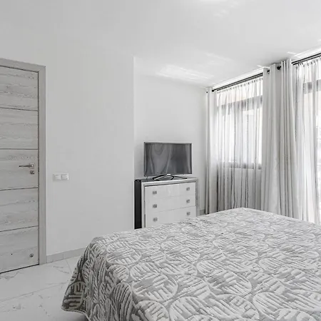 Daire Amazing 3 Bedroom On The First Line Of The Americas Beach, Air Conditioner And Terrace Ocean View *