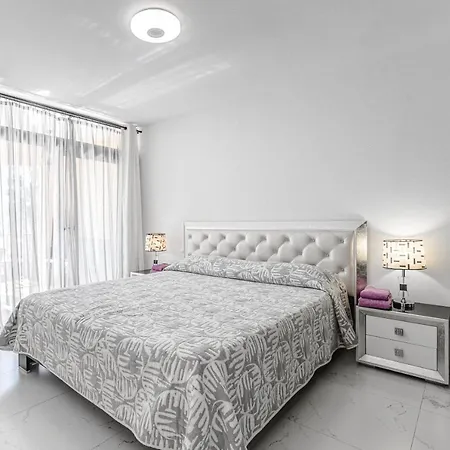 Amazing 3 Bedroom On The First Line Of The Americas Beach, Air Conditioner And Terrace Ocean View Daire Playa de las Américas