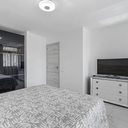 Апартаменты Amazing 3 Bedroom On The First Line Of The Americas Beach, Air Conditioner And Terrace Ocean View