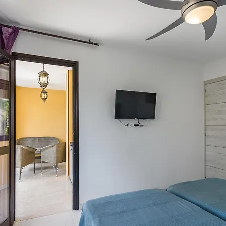 Daire Amazing 3 Bedroom On The First Line Of The Americas Beach, Air Conditioner And Terrace Ocean View *