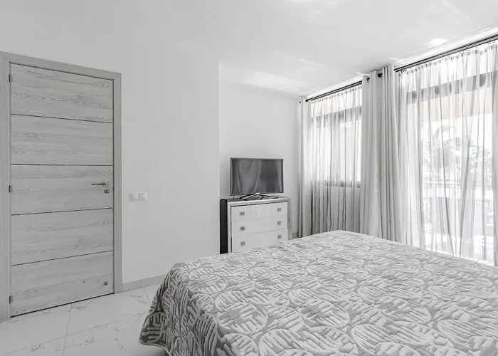 Apartament Amazing 3 Bedroom On The First Line Of The Americas Beach, Air Conditioner And Terrace Ocean View *