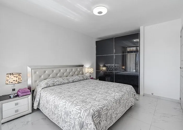 Amazing 3 Bedroom On The First Line Of The Americas Beach, Air Conditioner And Terrace Ocean View Apartament