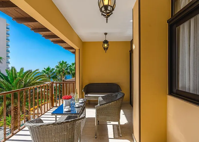 Апартаменты Amazing 3 Bedroom On The First Line Of The Americas Beach, Air Conditioner And Terrace Ocean View *