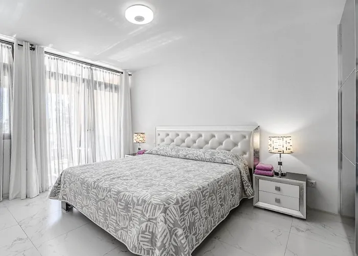 Amazing 3 Bedroom On The First Line Of The Americas Beach, Air Conditioner And Terrace Ocean View Apartament Playa de las Americas (Tenerife)