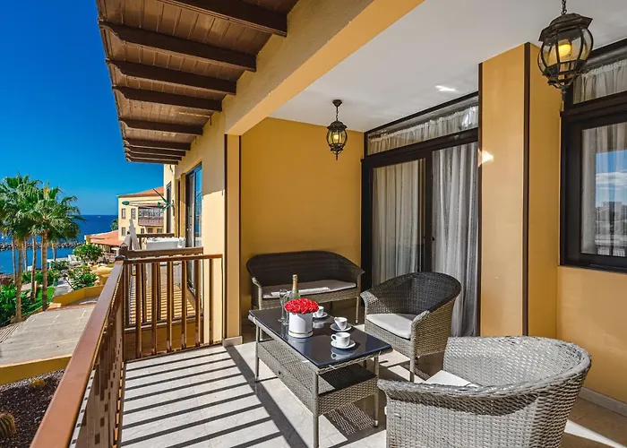 Amazing 3 Bedroom On The First Line Of The Americas Beach, Air Conditioner And Terrace Ocean View Apartament Playa de las Americas (Tenerife)