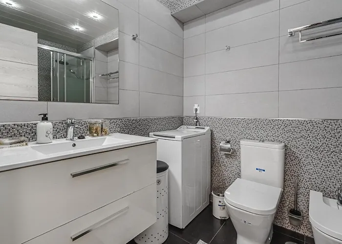 Amazing 3 Bedroom On The First Line Of The Americas Beach, Air Conditioner And Terrace Ocean View * Playa de las Americas (Tenerife)