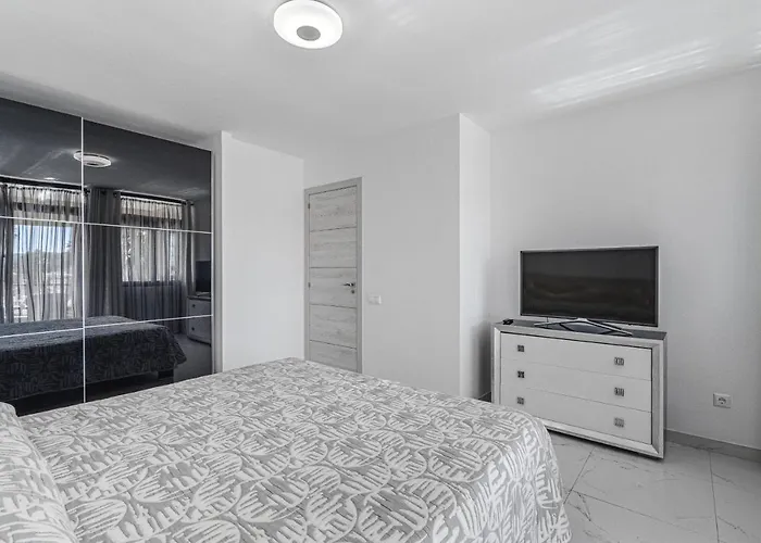 Апартаменты Amazing 3 Bedroom On The First Line Of The Americas Beach, Air Conditioner And Terrace Ocean View