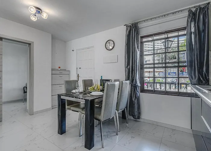 Апартаменты Amazing 3 Bedroom On The First Line Of The Americas Beach, Air Conditioner And Terrace Ocean View *