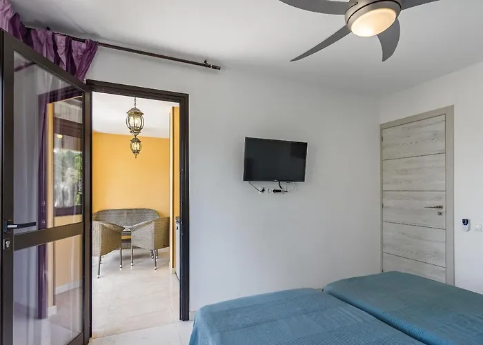 Апартаменты Amazing 3 Bedroom On The First Line Of The Americas Beach, Air Conditioner And Terrace Ocean View *