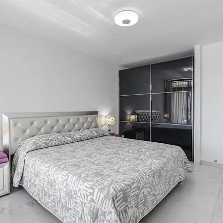 Amazing 3 Bedroom On The First Line Of The Americas Beach, Air Conditioner And Terrace Ocean View Appartement